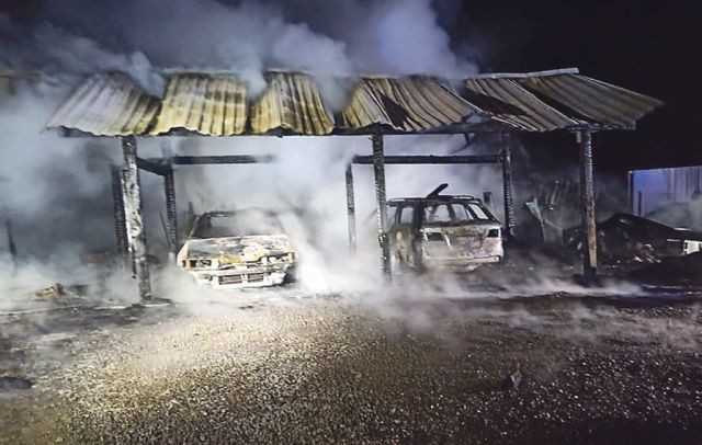 Spłonęły auta i budynek