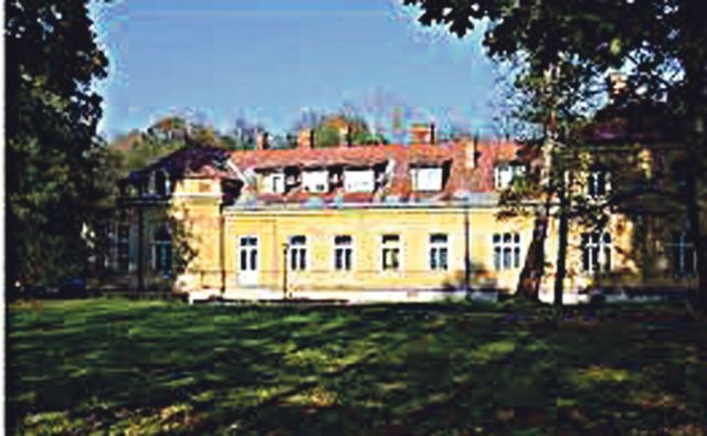Zamki, pałace, dwory w powiecie jarosławskim: Dwór w Roźwienicy