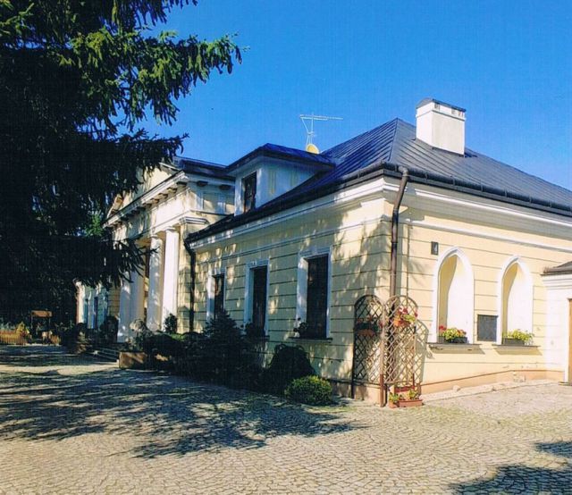Zamki, pałace, dwory w powiecie jarosławskim: Hawłowice Dolne – Dwór