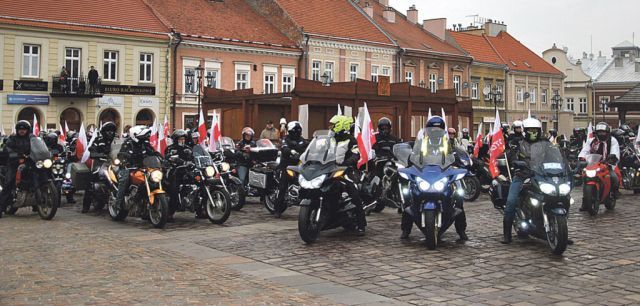 Parada motocyklowa w barwach narodowych