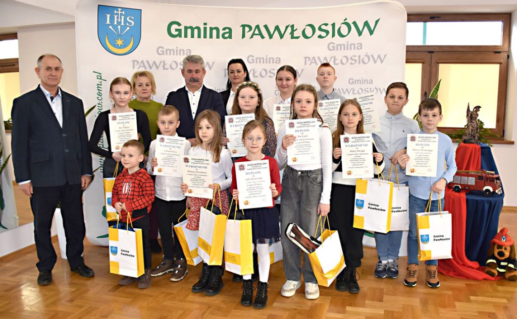 Uczestnicy konkursu plastycznego nagrodzeni