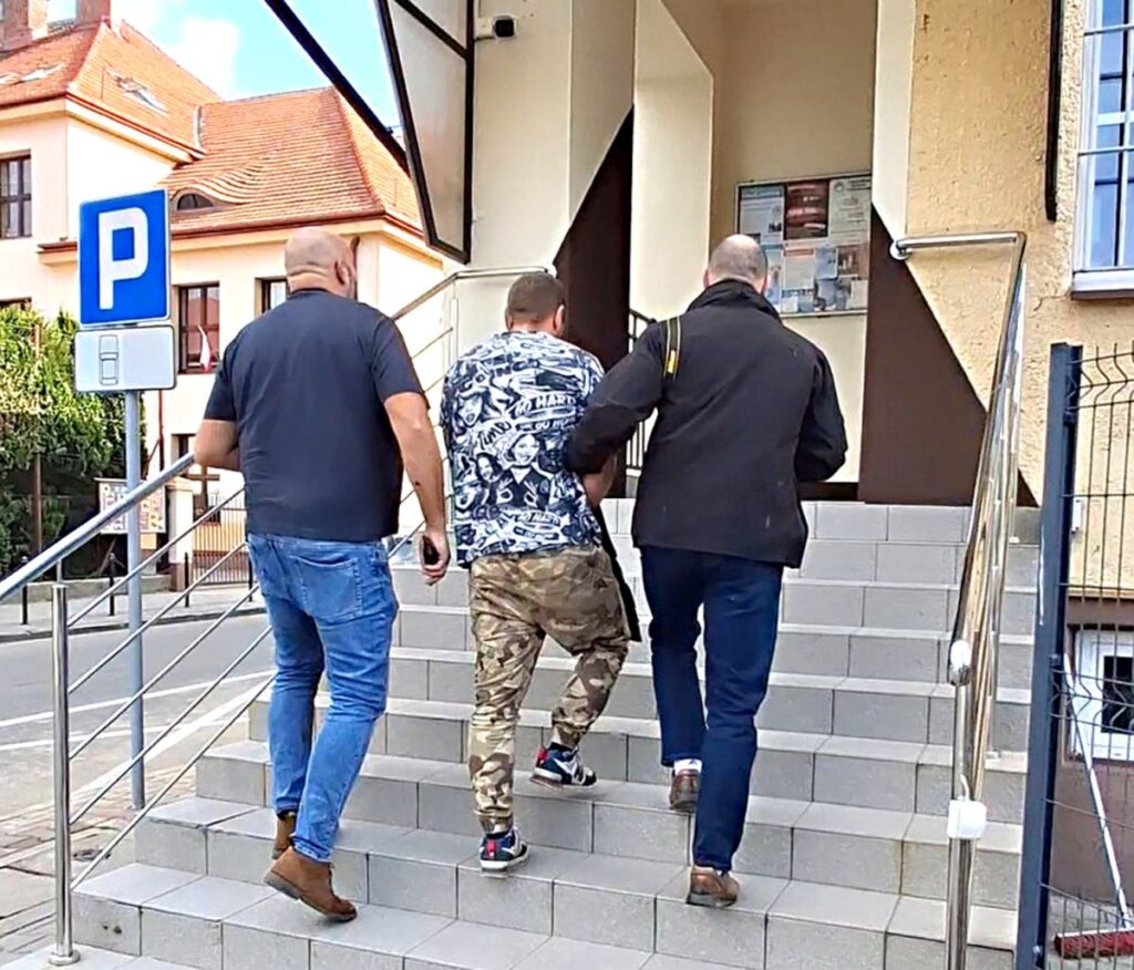 W biały dzień napadli kobiety na przystanku