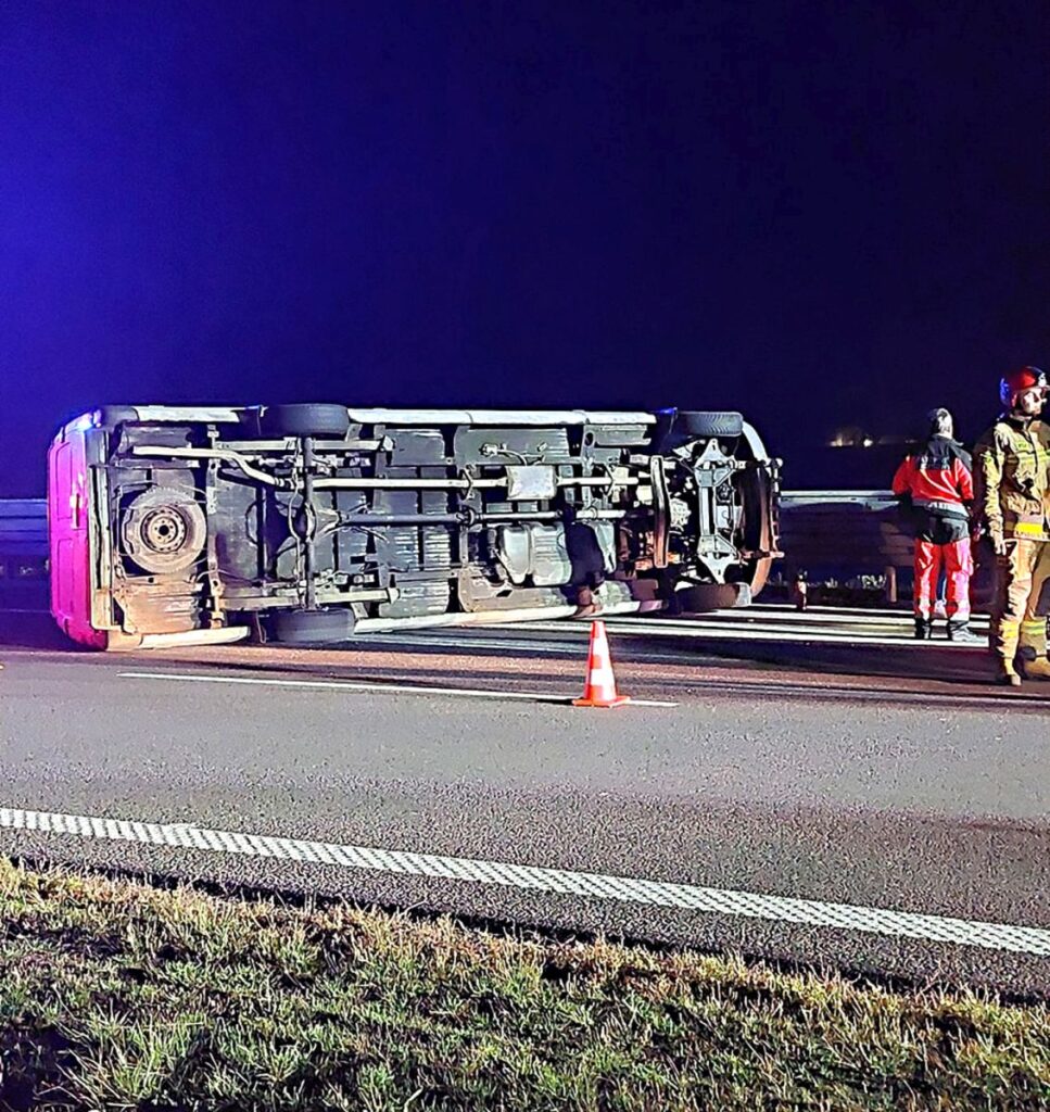 Bus przewrócił się na autostradzie