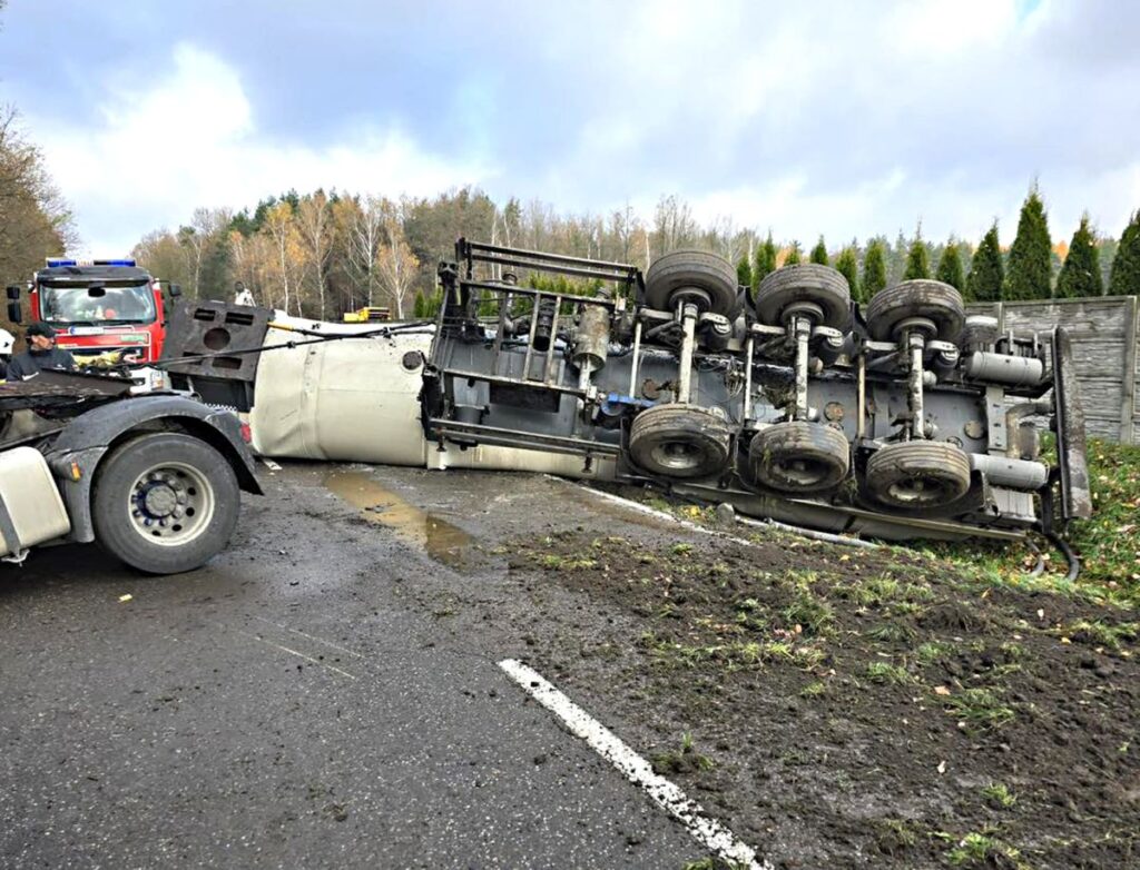 Cysterna pełna nieczystości wpadła do rowu