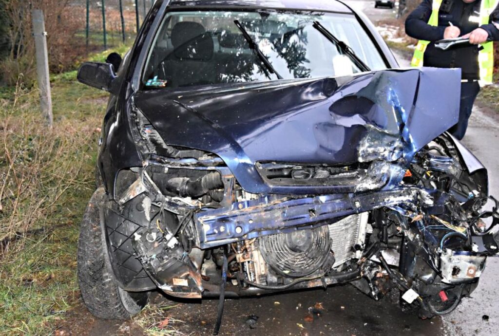 18-latek wjechał oplem w drzewo